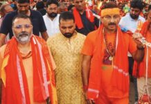 “देवघर मंदिर विवाद: बीजेपी सांसद निशिकांत दुबे और मनोज तिवारी 2पर ‘जबरन गर्भगृह में घुसने’ का आरोप, FIR दर्ज होते ही बवाल!”